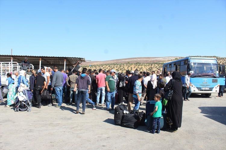 <p>REYHANLI'YA SEVKİYAT SÜRÜYOR</p>
<p>İdlib'e geçiş için askeri üs haline getirilen Reyhanlı'da hareketlilik devam ediyor. Bölgeye yeni takviye olarak zırhlı araçlar gelirken, askerlerin hazırlık içerisinde olduğu görüntüler geldi. İdlib'e harekat için hazırda bekleyen askerler sınır boyunu adeta kuşattı.</p>