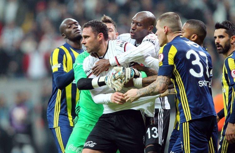 <p>Ancak siyah-beyazlı kulüp saha kapatma cezası alsa da bunu gelecek sezon yine kupada çekecek. Fenerbahçe taraftarına ayrılan tribünden yapılan çirkin ve kötü tezahürat ise sarı-lacivertli kulübe para cezası olarak yansıyacak.</p>
