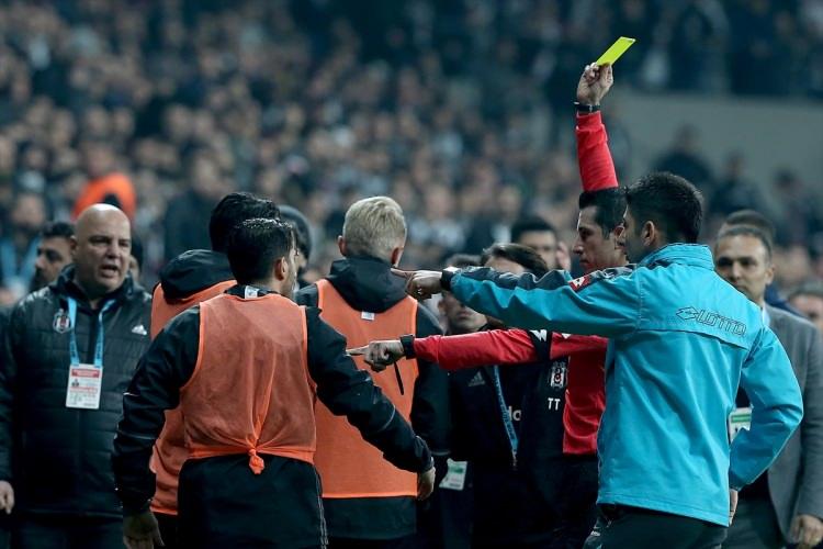 <p>Beşiktaş yöneticisi Metin Albayrak’ın da koridorda hakemlere yönelik ifadeleri nedeniyle PFDK’ya gönderileceği öğrenildi.</p>
