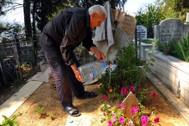 <p> Zonguldak'ta yaşayan Mustafa Çoban, 9 ay önce kaybettiği 69 yıllık eşine karşı büyük bir vefa örneği sergiliyor.</p>
