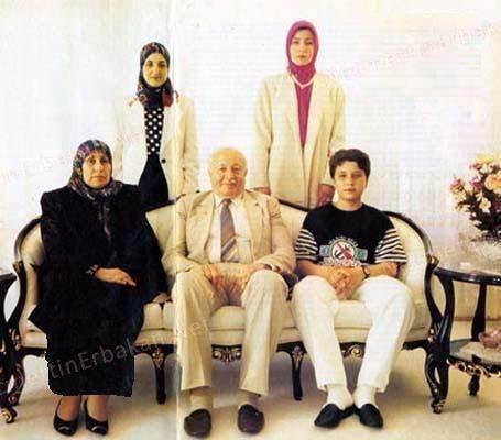 <p><em><strong>Necmettin Erbakan 29 Ekim 1926 tarihinde Sinop Kadı Vekili Mehmet Sabri ile Kamer Hanım'ın oğlu olarak Sinop'ta dünyaya geldi. </strong></em>Babası Mehmet Sabri Bey, Adana'nın Kozan ve Saimbeyli bölgesinde uzun süre hüküm sürmüş olan Selçuklu Türklerinin Kozanoğulları soyundan; Annesi ise Sinop' un ileri gelen ailelerindendi.</p>

<p> </p>

