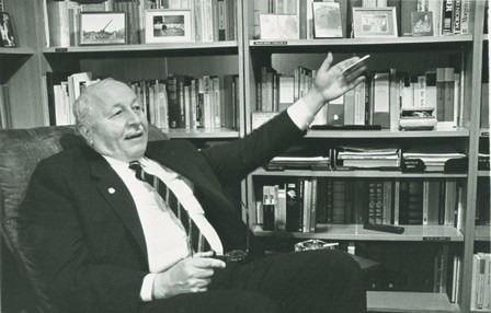 <p>İlkokula Kayseri'de başlayan Erbakan, babasının tayininden sonra ilkokul öğrenimini Trabzon'da tamamladı. 1943 Yılında İstanbul Erkek Lisesi'ni birincilikle bitirdi. Üniversiteye sınavsız giriş hakkı kazanmasına rağmen kendisi sınava girmeyi tercih etti ve bu sınavı üstün başarıyla vererek üniversite öğrenimine ikinci sınıftan başladı. 1948 yılı yaz döneminde, İTÜ Makine Fakültesinden üstün başarı ile mezun olan Erbakan, aynı yılın 1 Temmuzunda Makine Fakültesi Motorlar Kürsüsünde asistan olarak göreve başladı.</p>
<p> </p>