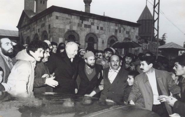 <p>İkinci Dünya Savaşı'ndan sonra Alman üniversitelerinde ilk Türk ilim adamı olan Erbakan, 1953'te doçentlik sınavını vermek üzere Türkiye'ye döndü ve bu sınavı başarıyla vererek henüz 27 yaşındayken Türkiye'nin en genç doçenti oldu. Araştırmalar yapmak üzere tekrar Almanya'ya giden Erbakan, burada yaklaşık 6 ay motor araştırmaları başmühendisi olarak görev yaptı. 1954-1955 yılları arasında askerlik görevini yerine getirdi.</p>
<p> </p>