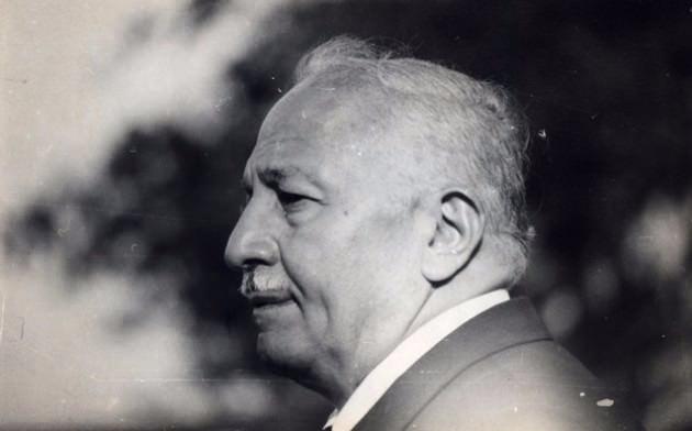 <p>1960 yılında Ankara'da yapılan Sanayi Kongresinde Gümüş Motorun yaptığı imalatları sunan Erbakan, Türkiye'de otomobil yapımı fikrini ortaya attı ve bu fikrin o zamanın yönetimince revaç görmesi üzerine Eskişehir Demiryolları CER atölyesinde "Devrim Otomobili" adıyla ilk yerli otomobili imal etti.</p>
<p> </p>