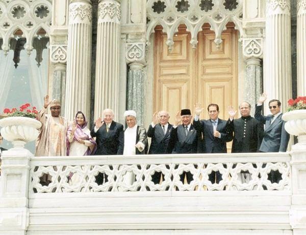 <p>17 Ocak 1970'te Milli Nizam Partisini (MNP) kurdu. MNP 1971 darbesi döneminde Anayasa Mahkemesi tarafından kapatılınca Erbakan 1972 yılında aynı kadroyla Milli Selamet Partisini (MSP) kurdu ve 1973 seçimlerinden  oy alarak 48 milletvekili ve 3 senatörle meclise girdi.</p>

<p> </p>

