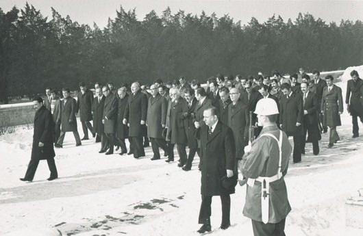 <p>12 Eylül'de askerlerin yönetime el koyması ile bir süre İzmir Uzunada'da gözaltında tutuldu. 1982 anayasası gereğince kendisine on yıl siyaset yapma yasağı getirildi.</p>

<p> </p>
