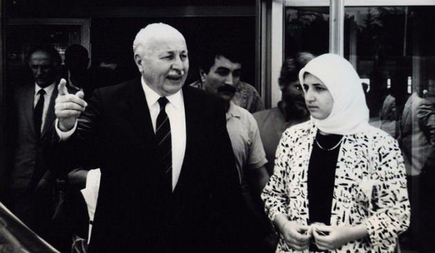 <p>6 Eylül 1987'de yapılan halk oylaması neticesinde yeniden siyasete döndü ve 1983 yılında kurulmuş olan Refah Partisinin 11 Ekim 1987'de yapılan kongresinde oy birliği ile partinin genel başkanlığına getirildi. 20 Ekim 1991 seçimlerinde tekrar Konya'dan milletvekili seçildi.</p>

<p> </p>
