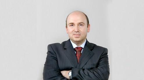 T-Bank Başekonomisti Veyis Fertekligil: ''Hem ekonomik hem politik olarak ABD'yi zor günler bekliyor'' T-Bank Başekonomisti Veyis Fertekligil, Fed'in cesur bir adım attığını ancak hen ekonomik hem de politik olarak ABD'yi zor günlerin beklediğini kaydetti. Fed'in son açıklamaları ile kendisinden beklenen parasal genişlemeyi yaptığını belirten Fertekligil, kararlarla ilgili olarak, ''Bu kararlar bence oldukça cesur kararlar ve Bernanke'nin ABD ekonomisini canlandırmak için elinden geleni yaptığını gösteriyor. Mortgage destekli menkul kıymet alımı yapılarak şimdiye kadar hala canlandırılamamış konut sektörüne de destek verilmekte. Öte yandan, tahvil programı konusunda belirli bir süre yok ve istihdam sorununda önemli bir iyileşme sağlanana kadar devam edecek görünüyor'' değerlendirmesinde bulundu. Kararlarla Fed'in bir merkez bankası olarak ABD ekonomisine elinden gelen desteği yapmış olduğunu belirten Fertekligil, sözlerine şöyle devam etti: ''Bundan sonra sıra ABD'li politikacılarda. Ancak hem ekonomik hem politik olarak ABD'yi zor günler bekliyor. 'Borç limiti' sorunu, 'mali uçurum' riski gibi konular 2013'e girerken ABD için çözümlenmesi gereken konular. Ayrıca kasım seçimlerinden sonra yönetim değişikliği gerçekleşirse yeni yönetimle Fed Başkanı arasından uyumsuzluk olabilir. Obama seçilse bile kongre ve senatoda güçlüklerle karşılaşacak. Sonuç olarak Fed'in son QE3 kararı piyasalar ve küresel ekonomiyi rahatlatıcı kararlar oldu. Bundan sonra iş AB ve ABD'li liderlerin sorunlar üzerinde yeni çözümler getirmelerine ve ekonomik büyümeyi sağlamalarına kalmış durumda. Yoksa sadece Merkez Bankası önlemleri ile krizleri çözmek mümkün değil. Ama 2013 için ben daha umutluyum.''
