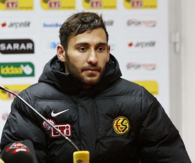 <p><strong>Veysel Sarı</strong><br /><br />Eskişehirspor'dan Galatasaray'a transfer oldu.</p>