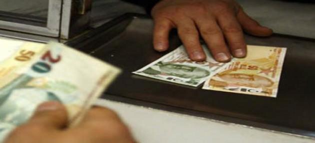 İcra ve iflas dairelerinde nakit ödemeye son İcra ve iflas dairelerine yapılacak her türlü nakdi ödeme, Adalet Bakanlığı'nca uygun görülecek bankalarda icra ve iflas dairesi adına açılan hesaba yatırılacak. Haciz sırasında, borçlu veya üçüncü kişiler tarafından yapılan ödeme nedeniyle tahsil edilen paralar, en geç tahsilatın yapıldığı günü takip eden ilk iş gününün çalışma saati sonuna kadar banka hesabına yatırılmak üzere icra veya mahkeme kasalarında muhafaza edilecek. Kanunla, adli tatilde icra mahkemelerdeki dava ve işlere bakılması amacıyla düzenleme yapıldı. Buna göre, İcra mahkemesine arzedilen hususlar ivedi işlerden sayılacak ve bu işlerde basit yargılama usulleri uygulanacak. Uluslararası ilişkilerde ortaya çıkabilecek sorunların ortadan kaldırılması amacıyla yabancı devlet aleyhine başlatılan ilamlı icra taleplerine ilişkin icra emrinde, uluslararası antlaşmalar saklı kalmak kaydıyla, borçlu devlete ait olan mallar hakkında cebri icra (kendi istekleriyle borçlarını ödemeyen borçluların, borçlarını devlet kuvveti ile ödemelerinin sağlanması) yapılabileceği ayrıca ihtar edilecek. Kanunla, yabancı devletler aleyhine girişilecek ilamsız takiplerin yargı denetimine tabi olmaksızın, icra müdürlüğü işlemiyle başlatılmasının sakıncalarının önüne geçilmesi amacıyla değişiklik yapıldı. Buna göre, yabancı devlet aleyhine ilamsız takip yoluna başvurulamayacak. Takip talebi, icra dairesine yazılı ve sözlünün yanı sıra elektronik ortamda da yapılacak.