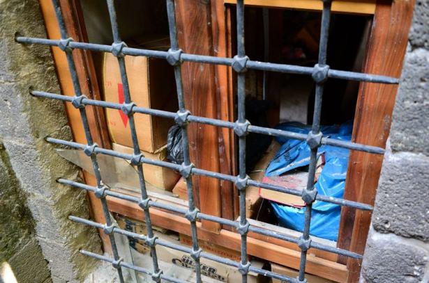 <p>İlan edilen sokağa çıkma yasağının ardından İl Emniyet Müdürlüğünün koordinesinde 2 bin 816 personelle devam eden operasyonlarda, Sur ilçesinde teröristlerin kullandığı birçok ev ve iş yeri ele geçirildi.</p>
<p> </p>