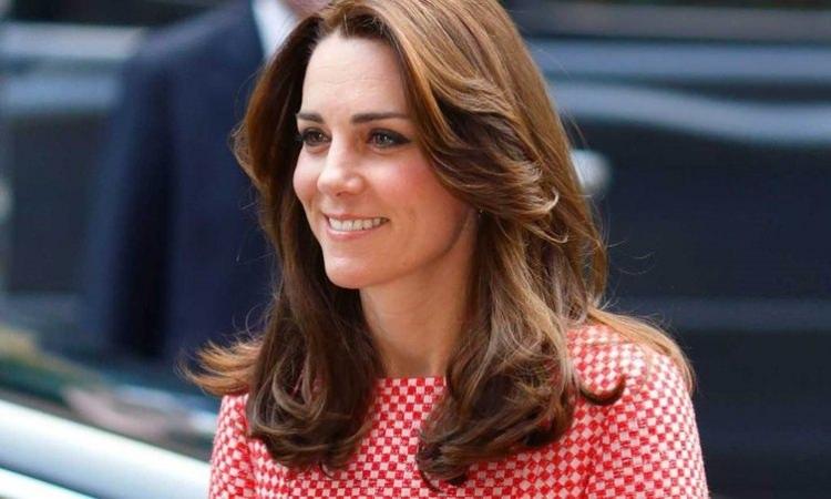 <p>Cambridge Düşesi Kate Middleton, giydiği şık kıyafetlerinin yanı sıra her zaman parlak ve pürüzsüz cildiyle de dikkatleri üzerine çekiyor. </p>
