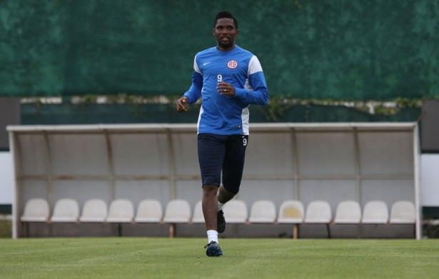 <p><strong>Çin kancası</strong></p>
<p>Antalyaspor formasıyla 20 gol atan ve büyük ses getiren Samuel Eto'o'ya, Çin kulüplerinin teklifleri bitmek bilmiyor. Menajerler sürekli oyuncuya yeni öneriler getiriyor. Eto'o'nun ise yöneticilerle durumu değerlendireceği öğrenildi. Antalya yönetimi Eto'o'yu satarsa yine yıldız bir isim alacak.</p>