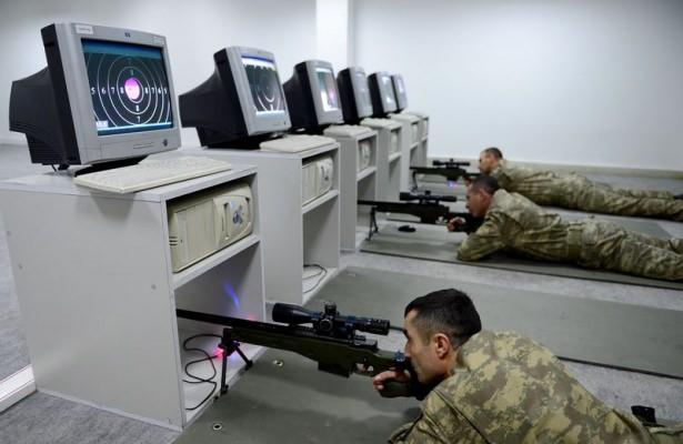 <p>Keskin nişancıların mutlaka yanında bir yardımcı gözetleyici de bulunuyor. Kursiyerlere, gözetleyicinin ekipmanları; dürbün ve balistik bilgisayarı, havadaki nemi, basıncı, sıcaklığı ölçen hava ölçüm cihazı, mesafe ölçüm cihazı lazermetre kullanımı da öğretiliyor. </p>
<p> </p>