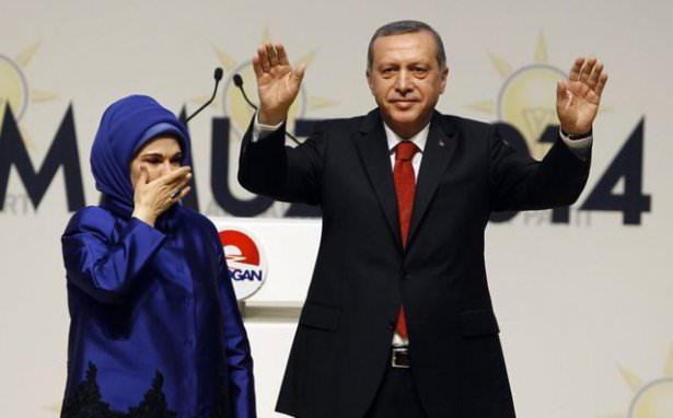 <p>Kadınlarla kurulan ve AK Parti’ye hem sandıkta hem sokakta hem de alanlarda büyük destek sağlayan iletişimde, Emine Erdoğan’ın çizdiği rol modelle birlikte bu süreçleri yönetmesi kilit önem taşıyor.</p>
<p> </p>