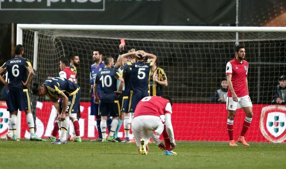 <p>Fenerbahçe ile Braga arasında 2. kez oynanan rövanş maçına, Hırvat hakem Ivan Bebek'in sportmenlik dışı kışı kararları gölge düşürdü. Fenerbahçeli 3 futbolcu kırmızı kartla oyun dışı kaldı. Maçtaki bir diğer skandal ise Hırvat hakemin Volkan Şen'e rahatça gösterdiği ikinci sarı karttı. (Der Spiegel)</p>

<p> </p>
