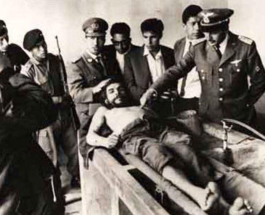 <p>1967 Freddy Alborta</p>

<p>Che'yi efsaneleştiren fotoğraf. Che'yi yakalayıp idam edenler daha sonra da yandaşlarına Büyük Che öldü mesajını vermek için bu kareyi çektirdi. Taraftarları Che'nin bu karedeki yüzünü Hz. İsa ile karşılaştırarak onu efsane haline getirdi.</p>
