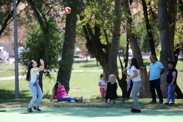 <p><strong>1 MAYIS EMEK VE DAYANIŞMA GÜNÜ</strong></p>
<p>1 Mayıs Emek ve Dayanışma Günü olan resmi tatil ise Salı gününe genk geliyor.</p>