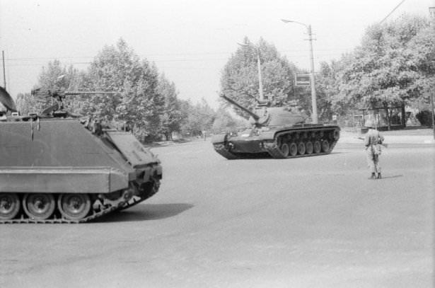 <p> 12 Eylül 1980 sabahı sokağa çıkma yasağı ilan edildi. </p>
