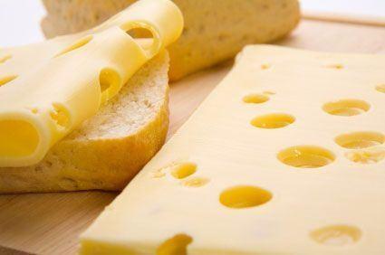 <p><strong>İsviçre peyniri </strong></p>

<p>120 kalori, 9 gr. yağ, 290 mg. kalsiyum Protein ve mineral açısından zengin. 30 gramında, günlük olarak alınması tavsiye edilen kalsiyumun üçte birinden fazlası var. </p>

<p>Sağlık değerlendirmesi: 6</p>
