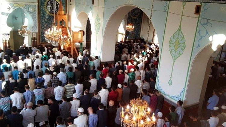 <p>Gürcistan'ın başkenti Tiflis'te yaşayan Müslümanlar, Ramazan Bayramı namazını kılmak için Tiflis Cuma Camisi'ni doldurdu.</p>
