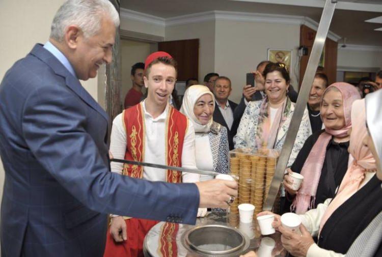 <p>Daha sonrasında ise AK Parti Genel Başkanı olarak Başbakanlık koltuğuna oturdu.</p>
<p> </p>