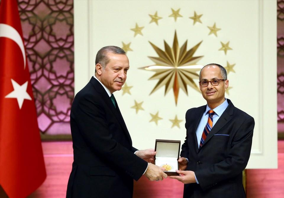 <p>Cumhurbaşkanı Erdoğan, geçen 14 yılda bilime, bilim insanlarına, bilimsel çalışmalara verdikleri önemle bu konuda çok önemli mesafe katedildiğini ifade etti.</p>

<p> </p>
