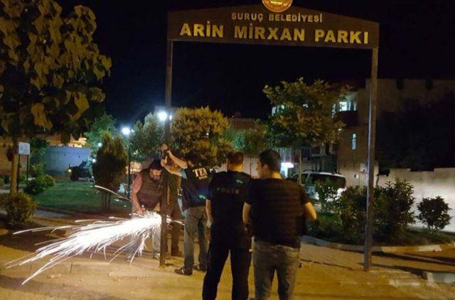 <p>ŞANLIURFA - SURUÇ</p>
<p>Terör örgütünün propagandası amacıyla örgüt içerisinde ölen örgüt mensuplarının isimlerinin Suruç ilçe merkezinde bulunan park ve bahçelere verildiğinin öğrenilmesi üzerine yapılan çalışmalarda;</p>