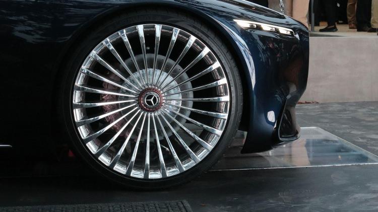 <p>Otomobilin altında yer alan büyük piller 350 kWh kapasiteye sahip ve hızlı şarj sistemiyle 100 km'lik menzili beş dakikada kazanabiliyor.</p>