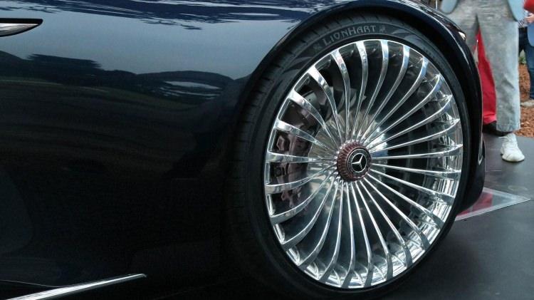 <p>Günümüzde birçok otomobilin standart donanımında yer alan dijital göstergeler yerine analog olanları tercih eden Vision Cabriolet 6'da daha fazla bilgiye ihtiyaç duyanlar için üst bölümde dev bir ekran da yer alıyor.</p>