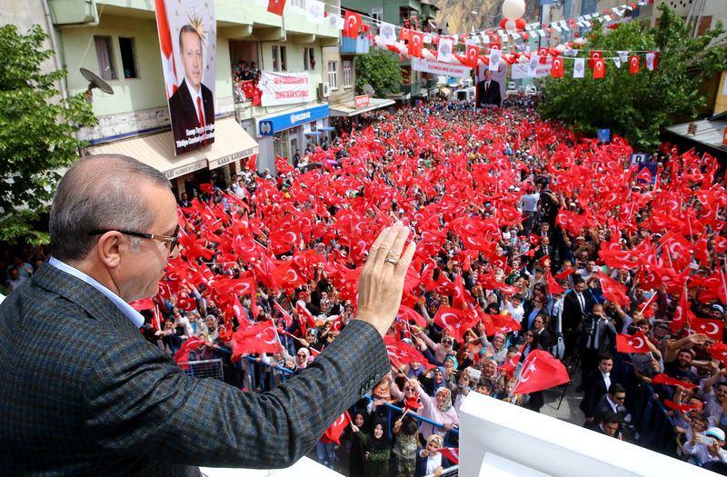 <p>Artvin'in Yusufeli ilçesine eşi Emine Erdoğan ile birlikte gelen Cumhurbaşkanı Recep Tayyip Erdoğan, vatandaşlara hitap etti.</p>

