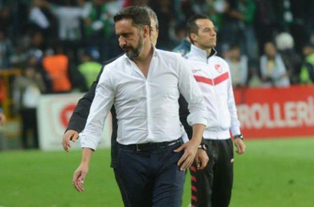 <p>Futbolcuların sahadaki görüntüsü, Vitor Pereira’nın hamle ve hareketleri isyan sebebi olurken, ne beklendiği gibi başkan maç sonunda soyunma odasına indi, ne uçakta, ne Samandıra’da tepki gösterdi.</p>

<p> </p>
