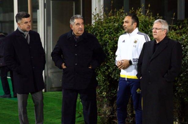 <p>Başkan Aziz Yıldırım, futbolcuların performanslarından da hiç memnun değil.</p>
<p> </p>