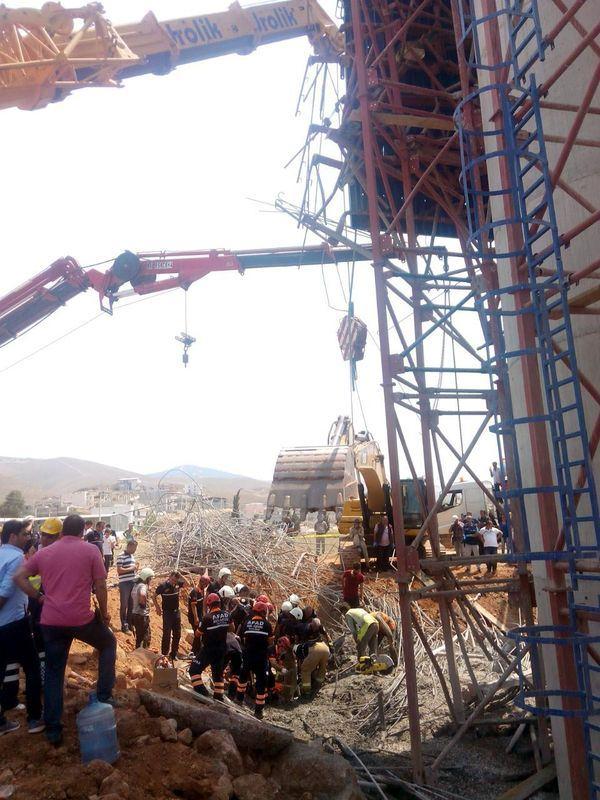 <p>İzmir- Çanakkale otoyolunun Koyundere Mevkii'ndeki yapımı devam eden viyadük inşaatında beton dökülmesi sırasında çelik konstrüksiyon iskelenin yıkılması sonucu 4 işçi enkaz altında kalırken, 7 işçi yaralandı.</p>

<p> </p>
