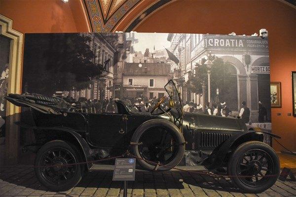 <p>Fotoğrafta 1. Dünya Savaşının başlamasına neden olan Bosna'da bir saldırı sonuçu öldürülen Avusturya - Macaristan Arşidükü Ferdinand'ı taşıyan araç görünüyor. </p>
