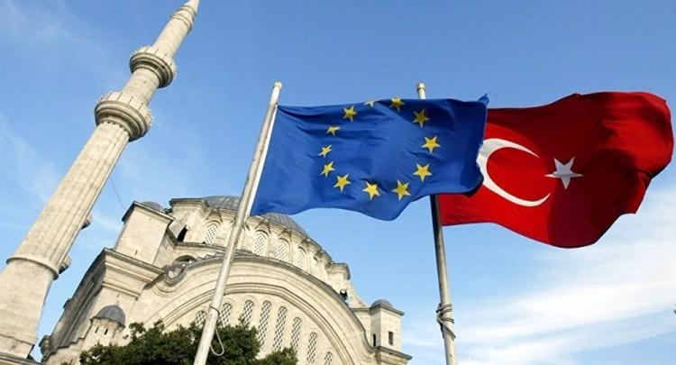 <p><strong>GÜNEY KIBRIS’IN ŞERHİ:</strong> Suç bağlantılı konularda Adli İşbirliği Anlaşması imzalanacak. Bunun için, Güney Kıbrıs’ın bu konuda şerhini kaldırması bekleniyor.</p>