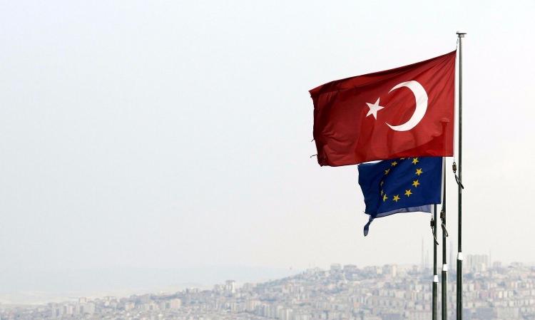<p><strong>ETİK KANUNU: </strong>Yolsuzlukla mücadele kapsamında siyasi etik kanunu çıkarılacak.</p>