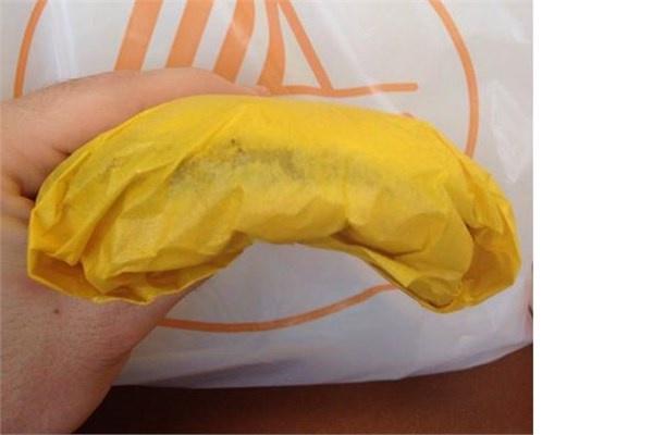<p><strong>Whataburger</strong><br />
"Dikkat: Hamburgerlerimizi cebinizde taşırsanız bükülür"</p>
