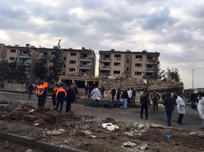 <p>Mardin'in Nusaybin İlçesi'nde PKK'lı teröristler bomba yüklü araçla saldırdı.</p>
<p> </p>