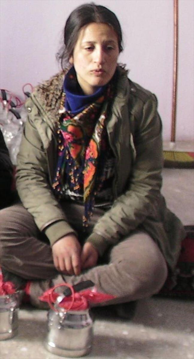 <p>Operasyonlarda etkisiz hale getirilen teröristlerin kamerasında bulunan videoda, bomba hazırlarken görüntülenen terör örgütü PKK'nın sözde Yüksekova sorumlusu Zilan kod adlı kadın terörist Emel Güçlü'nün fotoğrafı da Genelkurmay Başkanlığı tarafından paylaşıldı.</p>
