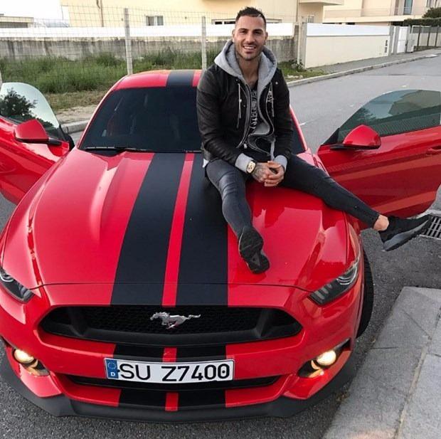 <p><strong>Hangi ünlüde hangi otomobil var?</strong></p>

<p><strong>Ricardo Quaresma</strong><br />
<br />
Beşiktaş'ın Portekizli yıldızı Ricardo Quaresma, yeni otomobilinin fotoğrafını Instagram sayfasından hayranlarıyla paylaştı.</p>

<p> </p>

