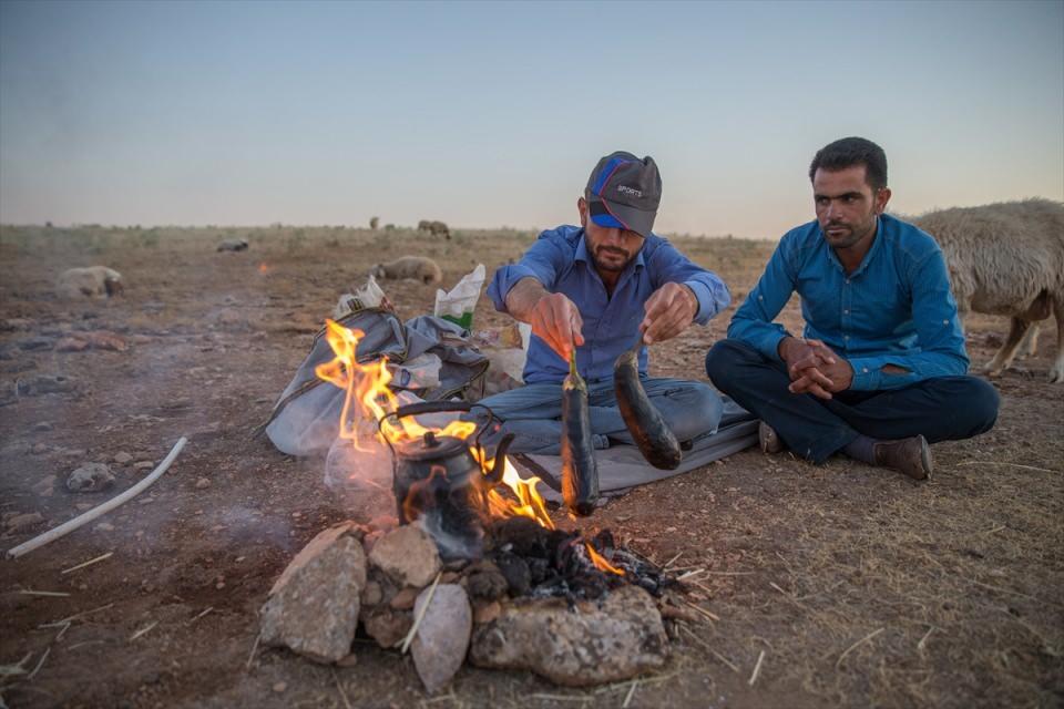 <p>Merada diğer çobanlarla birlikte iftar ve sahur yaptıklarını anlatan ebu-Gazi, iftar anında ülkesindeki savaşın bitmesi için sürekli Allah'a dua ettiğini sözlerine ekledi.</p>

<p> </p>
