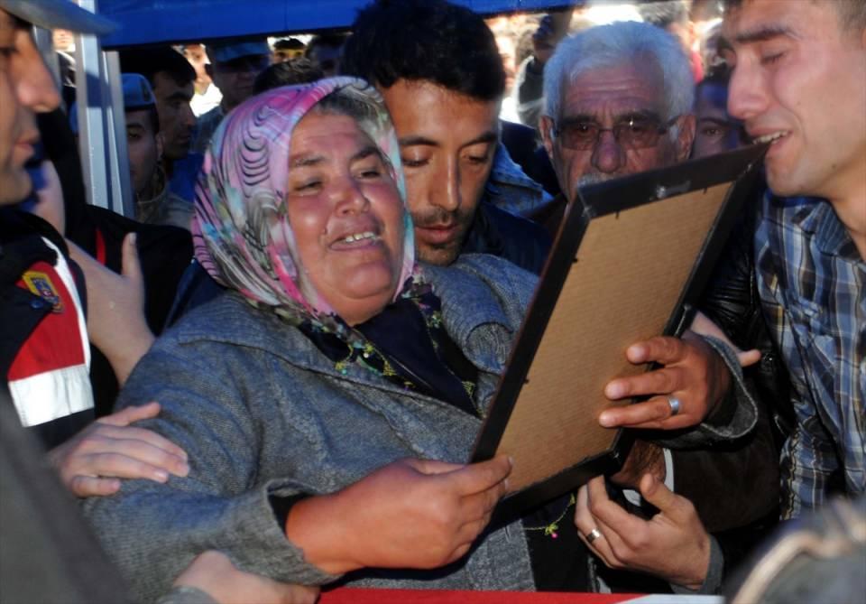 <p>Müftü Yardımcısı Davut Polat'ın duasının ardından cenaze namazı kılındı.</p>
<p> </p>