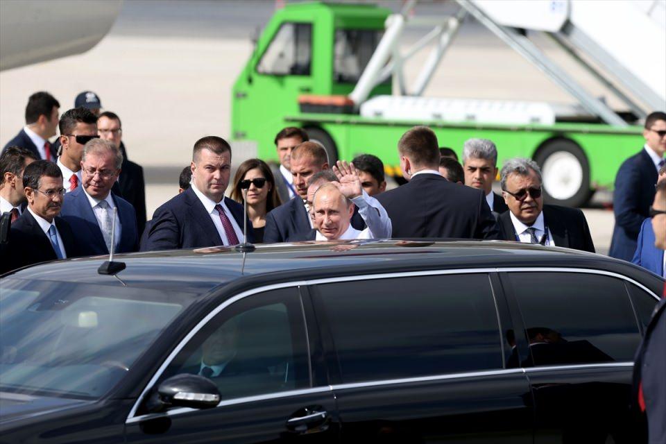 <p><strong>Vladimir Putin İstanbul'da</strong><br />
<br />
Rusya Devlet Başkanı Vladimir Putin, 23. Dünya Enerji Kongresi'ne katılmak üzere İstanbul'a geldi. Putin'i Atatürk Havalimanında Başbakan Yardımcısı Nurettin Canikli, İstanbul Valisi Vasip Şahin ve ilgililer karşıladı.</p>
