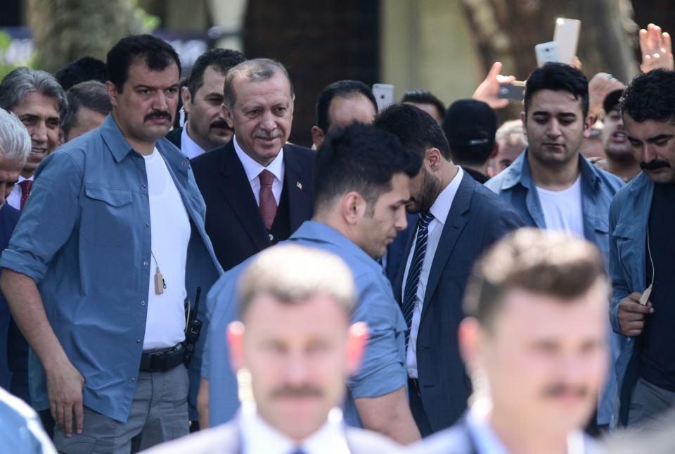 <p> Daha sonra kendilerine bir dakika işareti yaparak arabalarını durdurmayı başardım. Çok heyecanlıydım.</p>