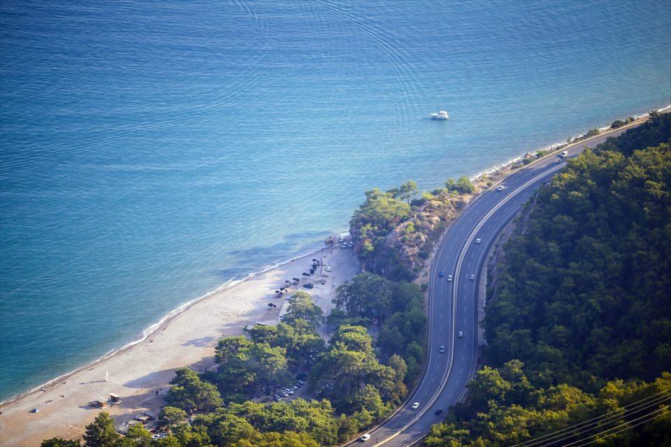 <p>Tünektepe'deki sosyal tesislerde sıcak içeceklerini yudumlayan, Yörük çadırında yöresel ürünlerden tadan ziyaretçiler, Antalya manzarası önünde fotoğraf çektiriyor. </p>
