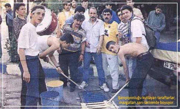 <p>19 Mayıs 1996 - Fenerbahçeli taraftarlardan şampiyonluk manzaraları.</p>