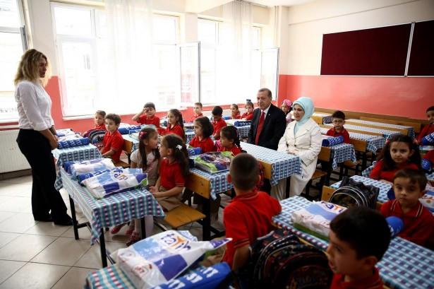 <p>Erdoğan, ilkokuldan mezun olduktan sonra İstanbul'da bir tane olan imam hatip okuluna gittiğini ifade ederek, "Ama imam hatip mezunlarını üniversiteye almıyorlardı. Aynı dersleri okuduğumuz halde bize 'Gideceksin imtihana gireceksin' dediler.</p>
