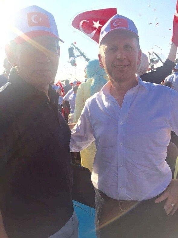 <p>USTA BÜYÜK GÜNÜ KAÇIRMADI<br />
<br />
Trabzon Başkanı Muharrem Usta, demokrasi mitingine ilk gelenlerdendi.</p>

