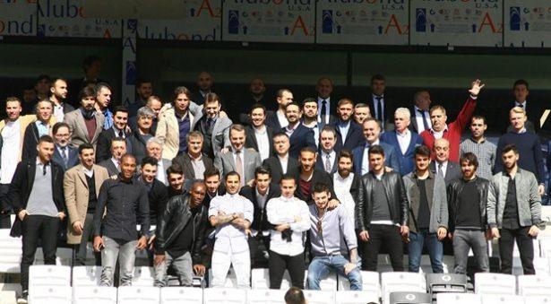 <p>Beşiktaş Kulübü Başkanı Orman, yönetim kurulu üyeleri, futbol takımı ve teknik kadro, yapımı süren yeni statta bir araya geldi</p>
